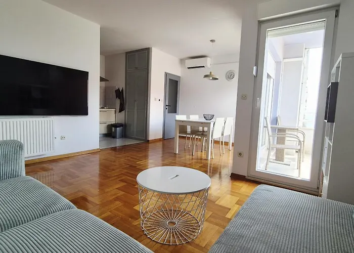 St Damian Sea View Apartmán *